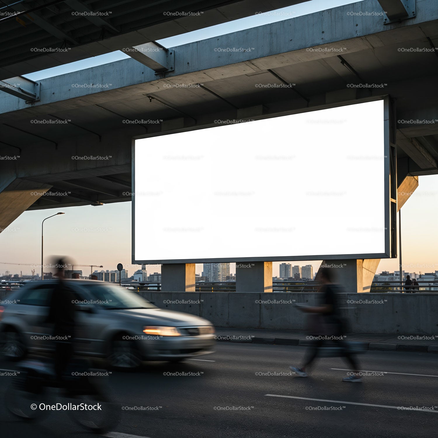 Pusty billboard nad ulicą miejską z ruchem ulicznym