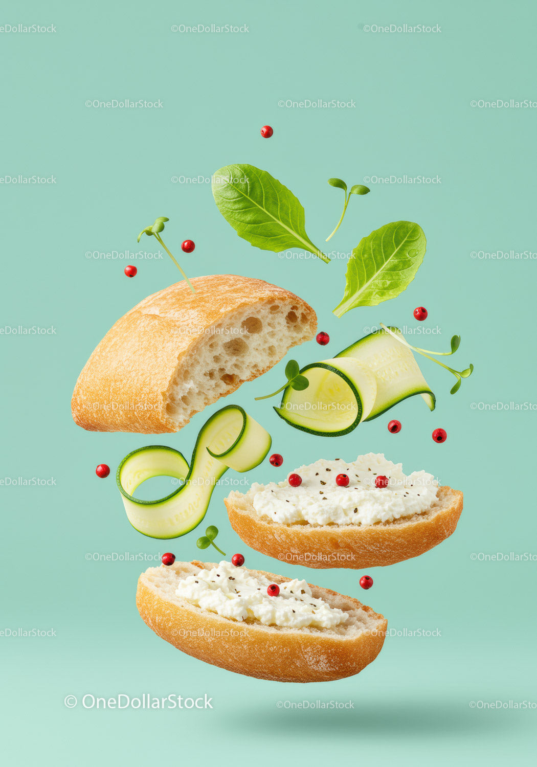 Świeże składniki kanapki unoszące się na pastelowym tle