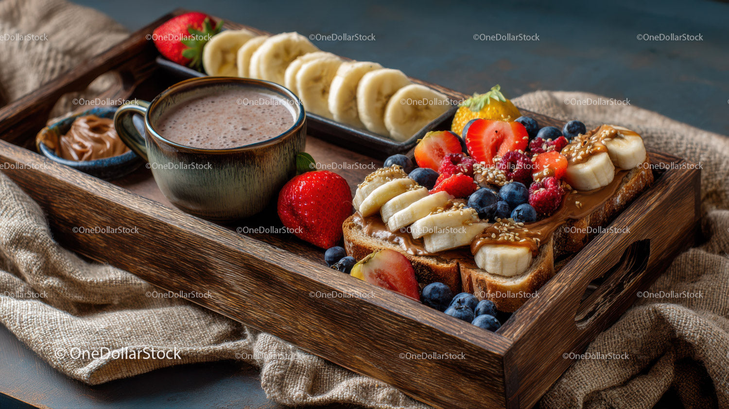 Kolorowy tost owocowy z jagodami, plasterkami banana i kawą