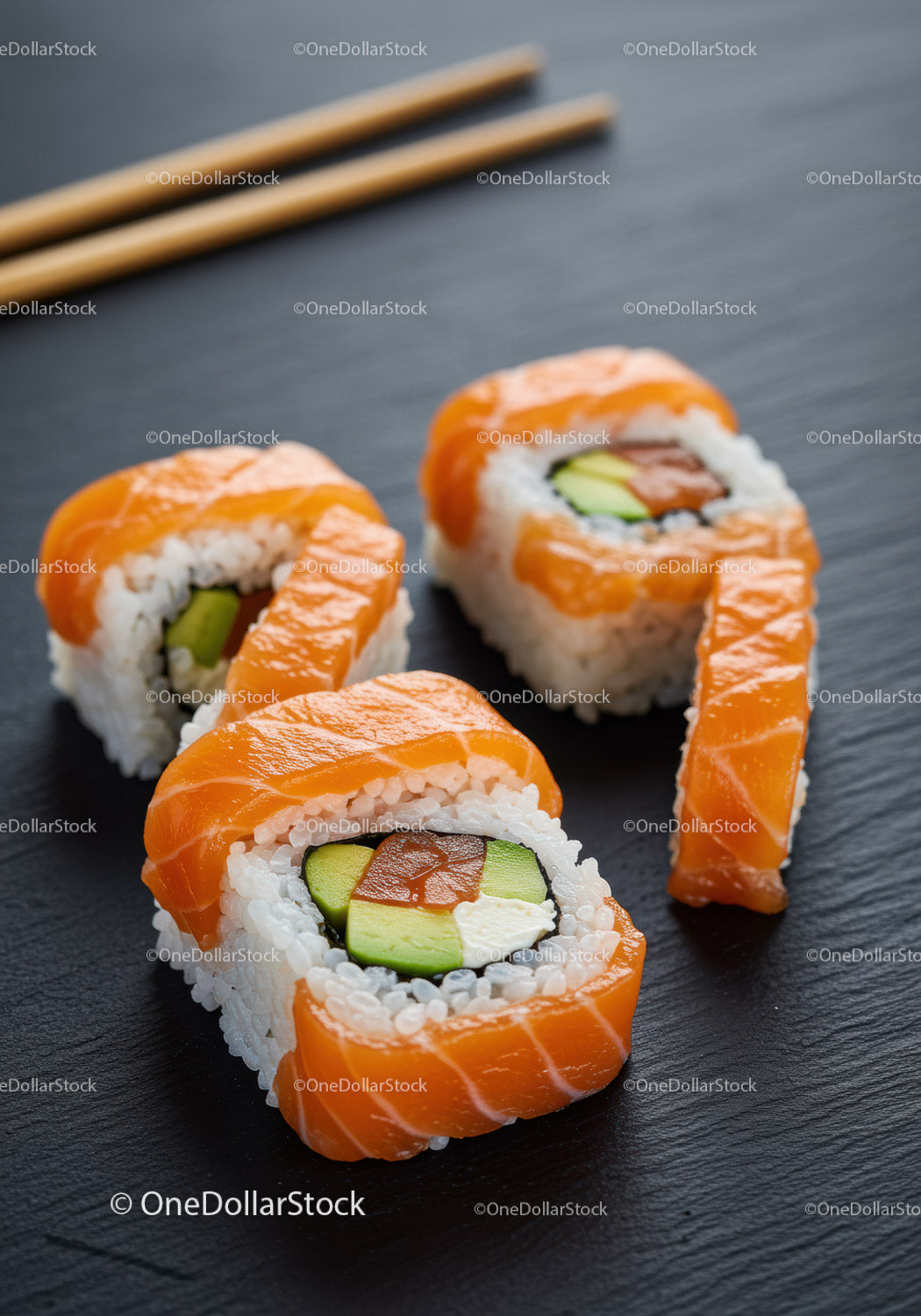 Świeże rolki sushi z łososiem, awokado i serkiem śmietankowym