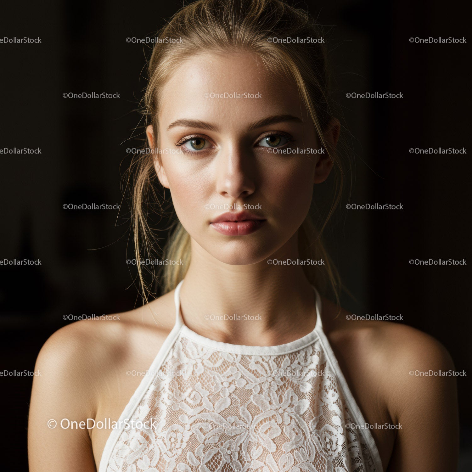 Portret młodej kobiety o blond włosach i niebieskich oczach w białej koronkowej sukience