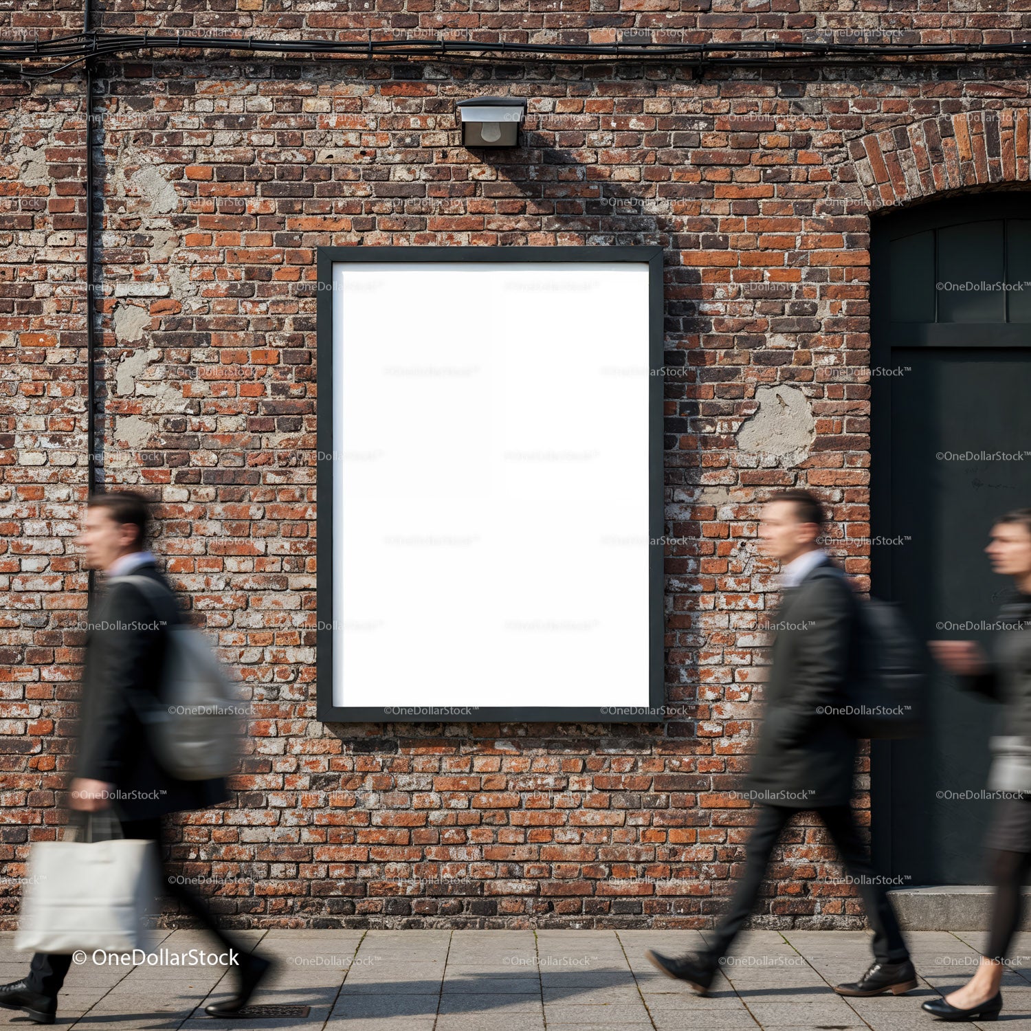 Miejska ściana z cegły z pustym billboardem reklamowym