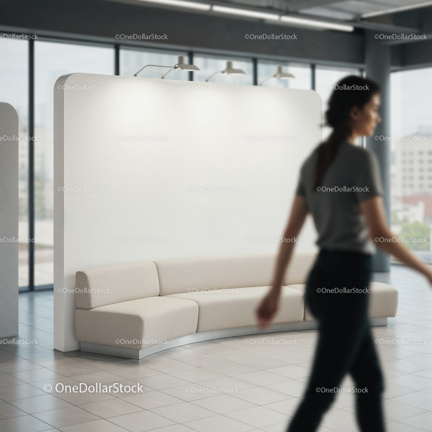 Nowoczesna, wygięta beżowa sofa w jasnym holu biurowym
