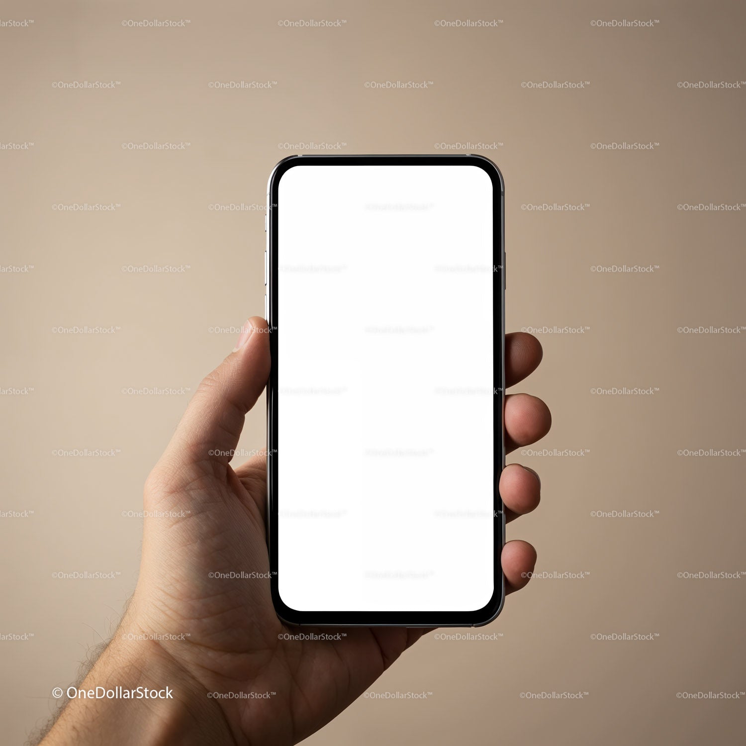 Mężczyzna trzymający smartfon z pustym, białym ekranem