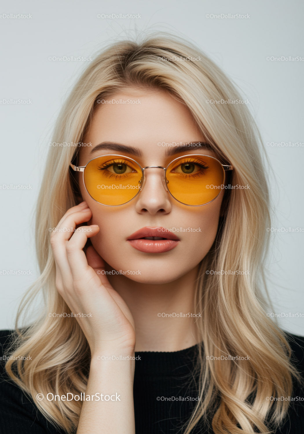 Stylowa blondynka w modnych żółtych okularach przeciwsłonecznych