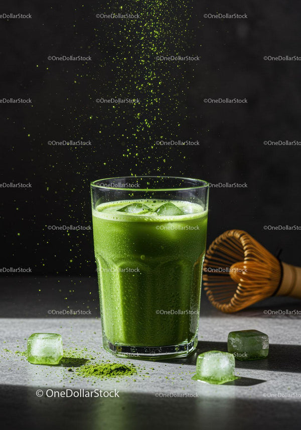 Orzeźwiające mrożone latte matcha z efektem proszku