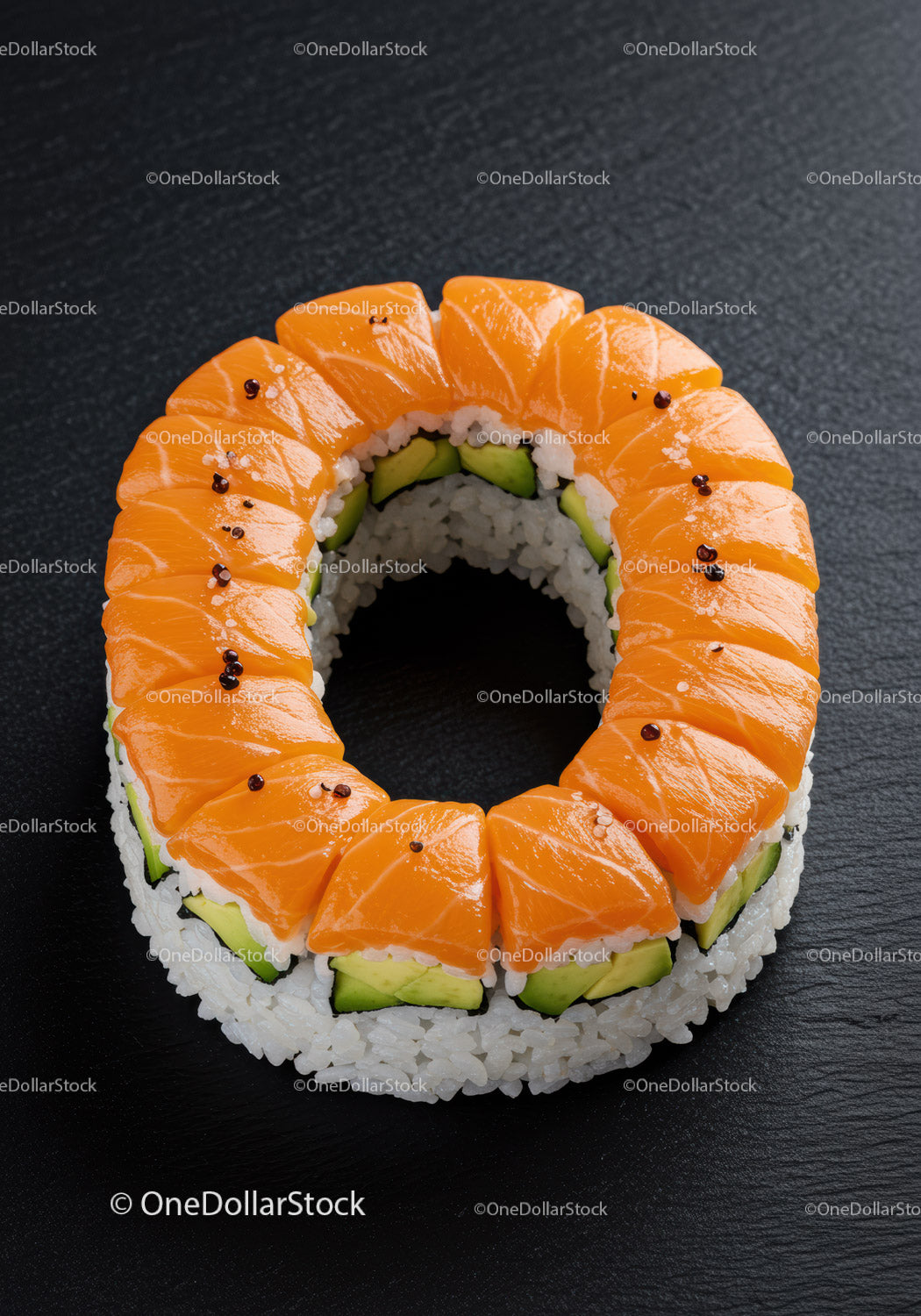 Świeży łosoś, awokado, rolka sushi na czarnym łupku