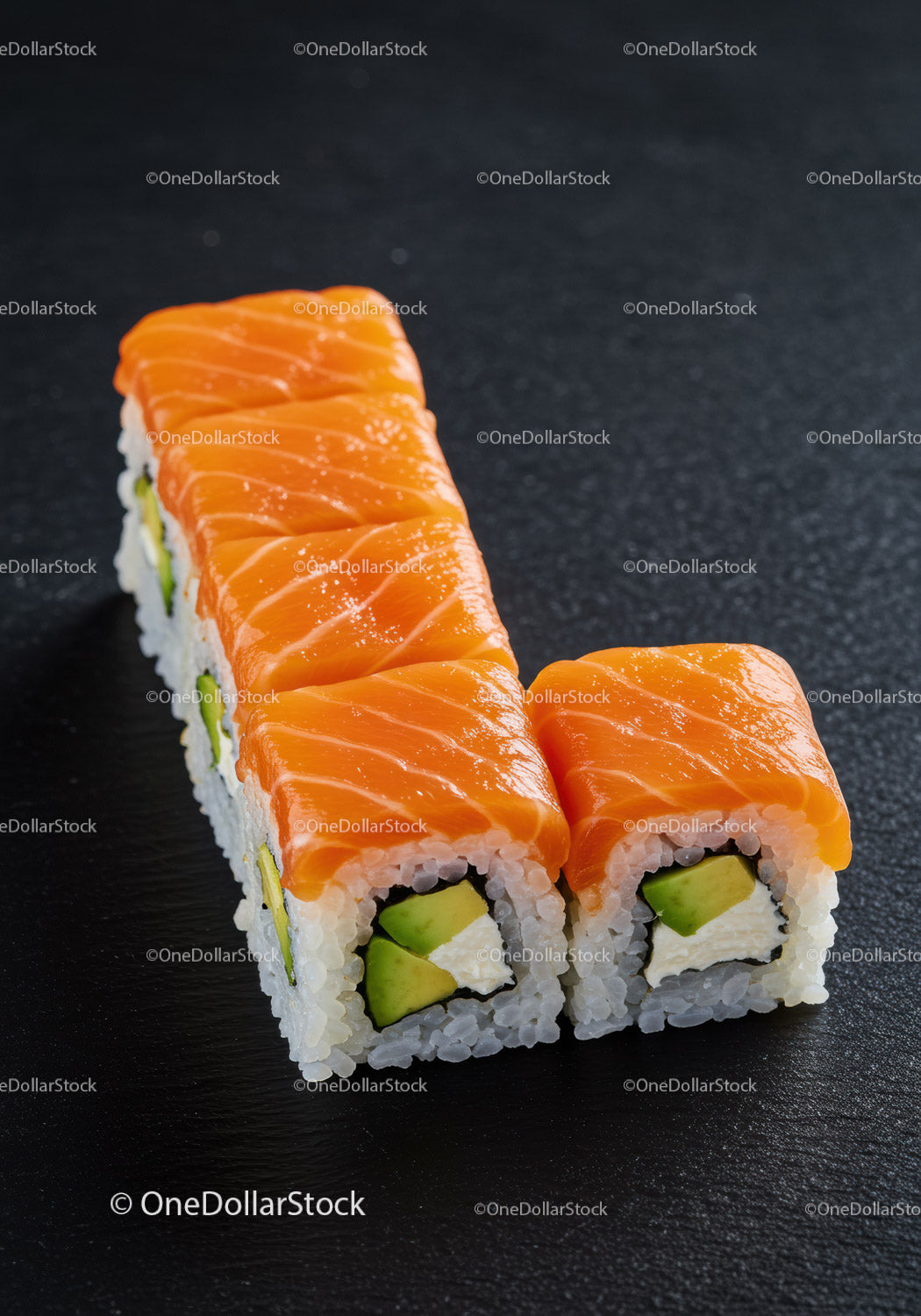 Świeże rolki sushi z łososiem, awokado i serkiem śmietankowym