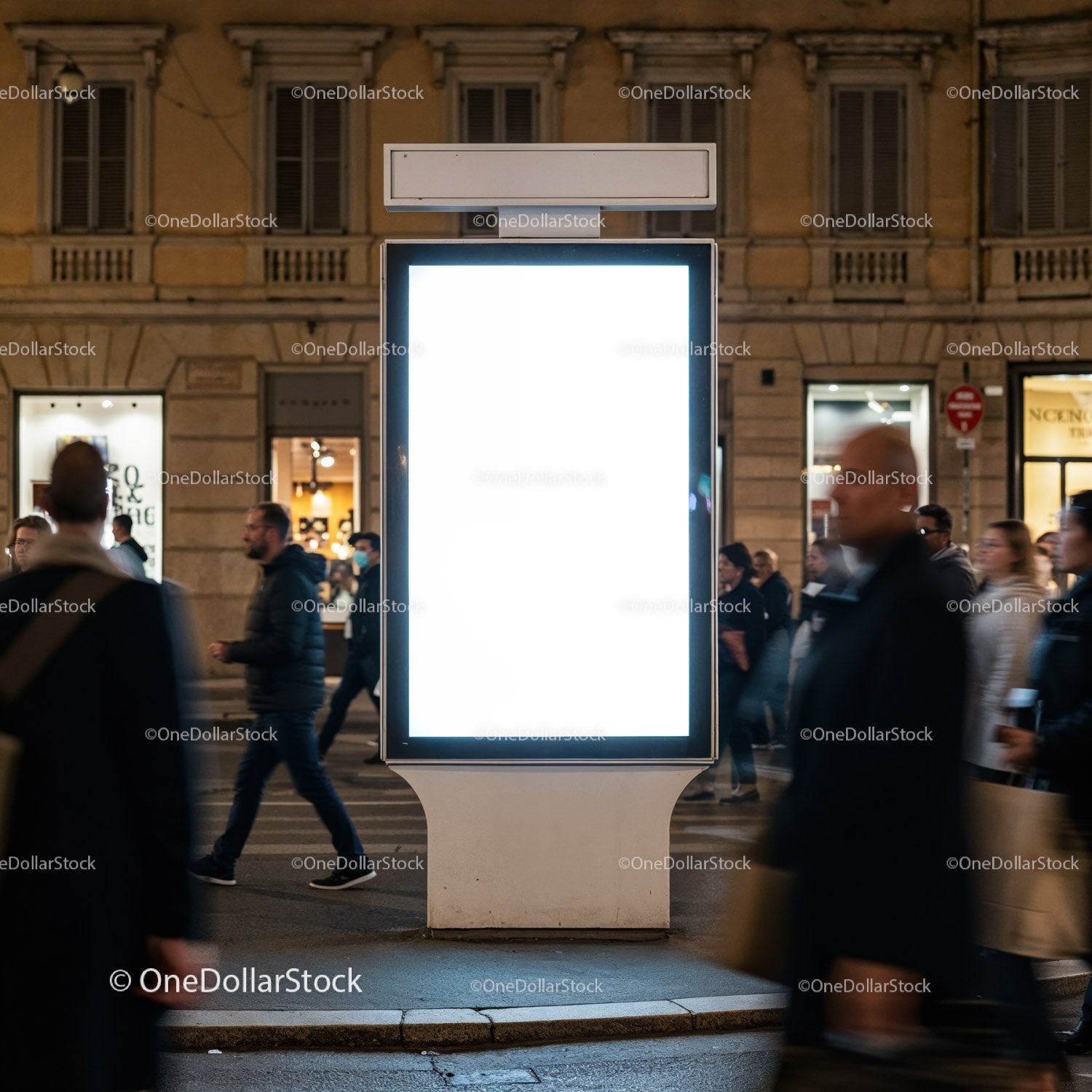Jasno oświetlony miejski billboard otoczony pieszymi