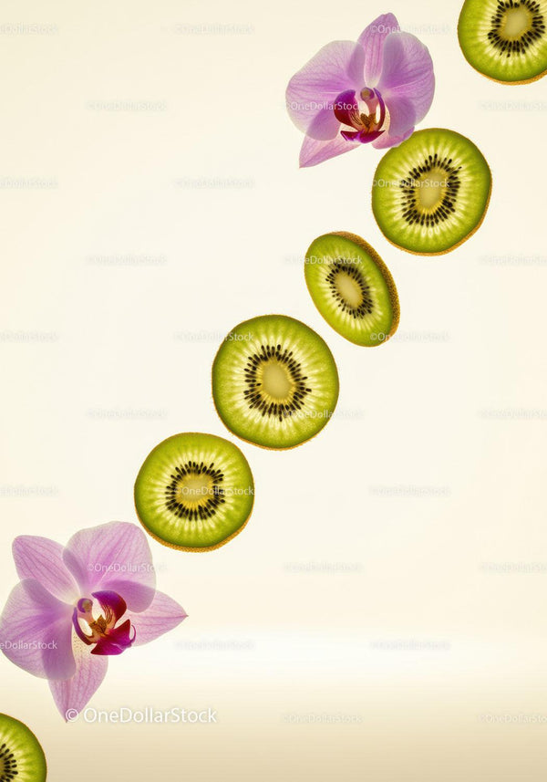 Delikatne plastry orchidei i kiwi na jasnym tle
