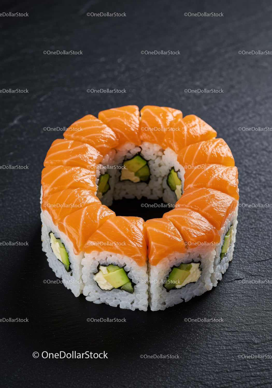 Świeża rolka sushi z łososiem, awokado i serkiem śmietankowym