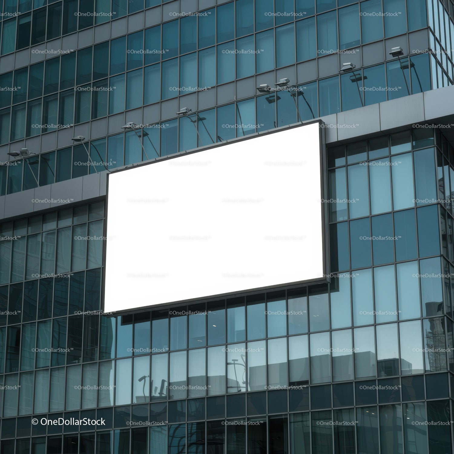 Pusty cyfrowy billboard na nowoczesnym szklanym budynku biurowym