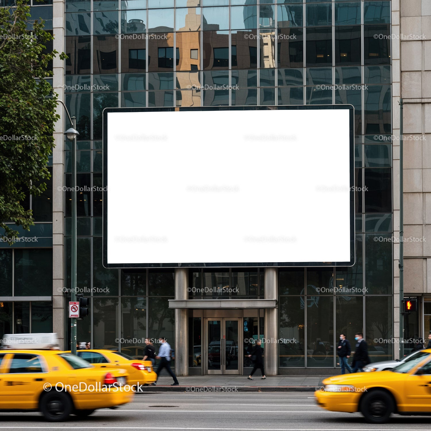 Scena uliczna miasta z żółtymi taksówkami i pustym billboardem