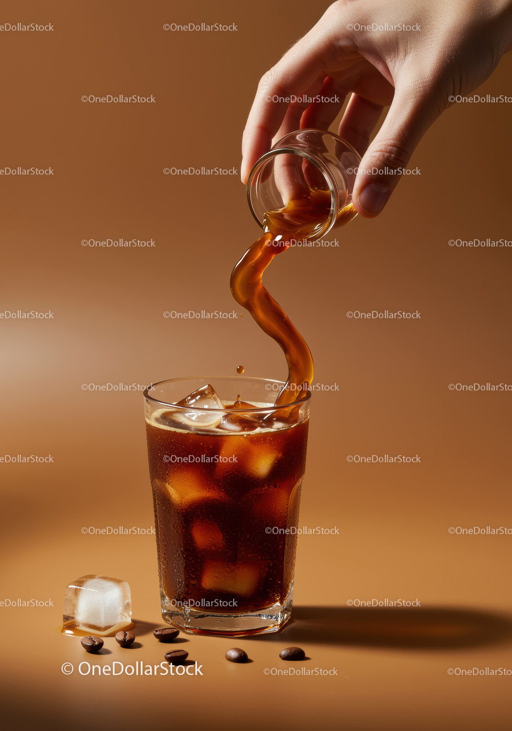 Nalewanie kawy Cold Brew z kostkami lodu i ziarnami kawy