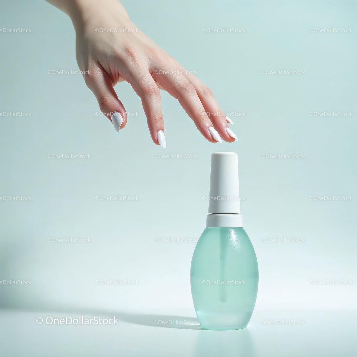 Elegancka ręka nakładająca biały lakier do paznokci z nowoczesnym manicure