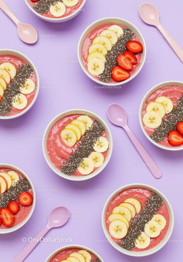 Świeże smoothie bowl z owocami i nasionami chia na fioletowym tle