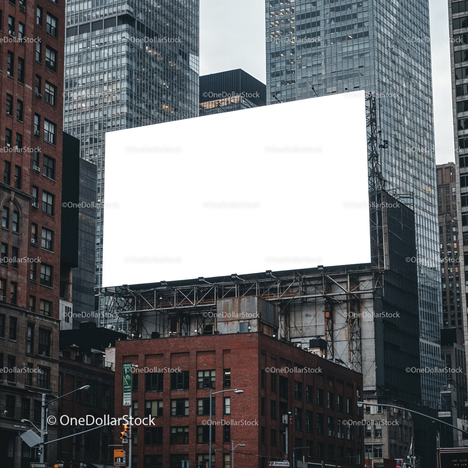 Pusty billboard miejski zamontowany nad budynkami miejskimi