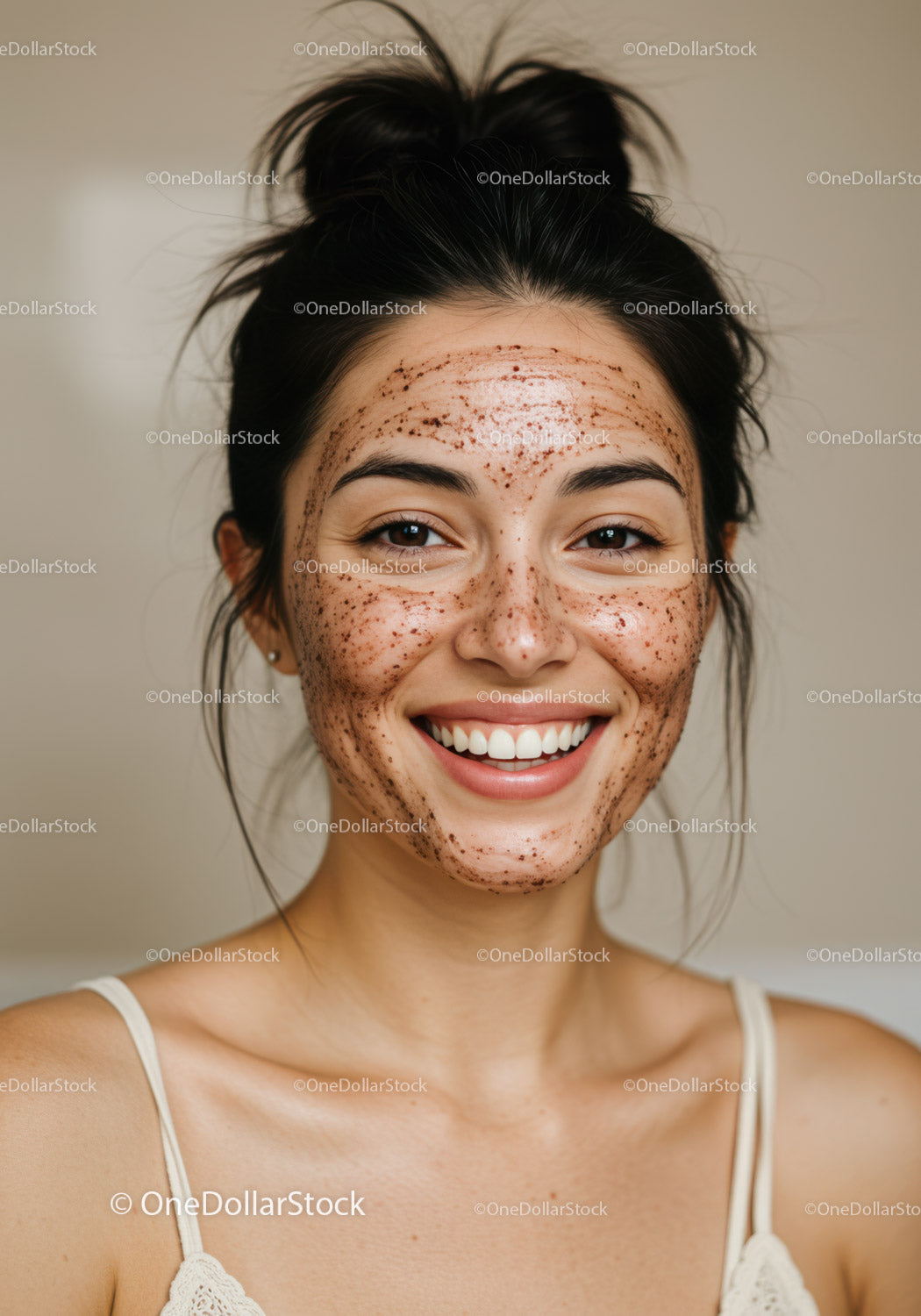Uśmiechnięta kobieta z trądzikową skórą i naturalnym pięknem