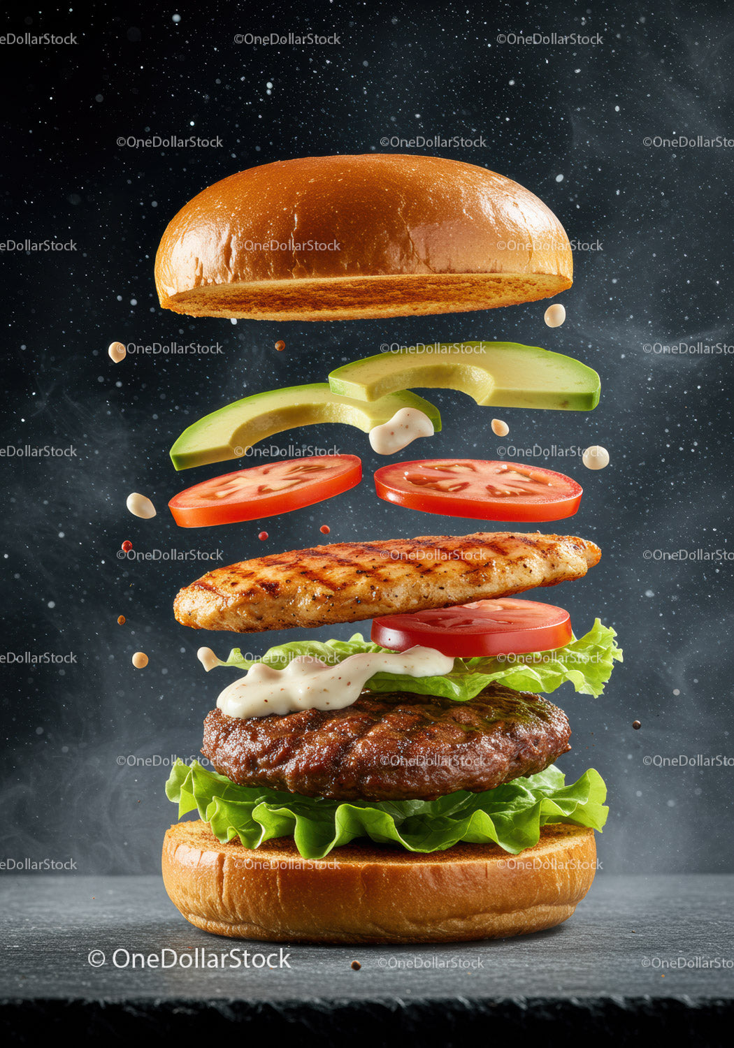 Dekonstruowany burger z grillowanego kurczaka i wołowiny ze świeżymi dodatkami