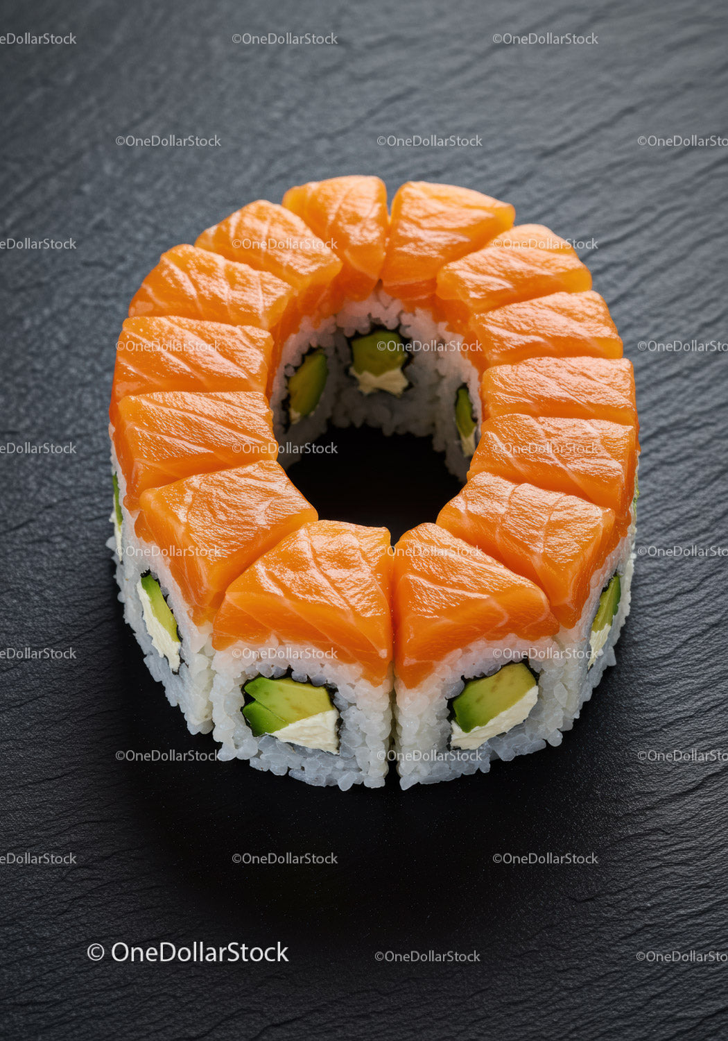 Świeża rolka sushi z łososiem, awokado i serkiem śmietankowym