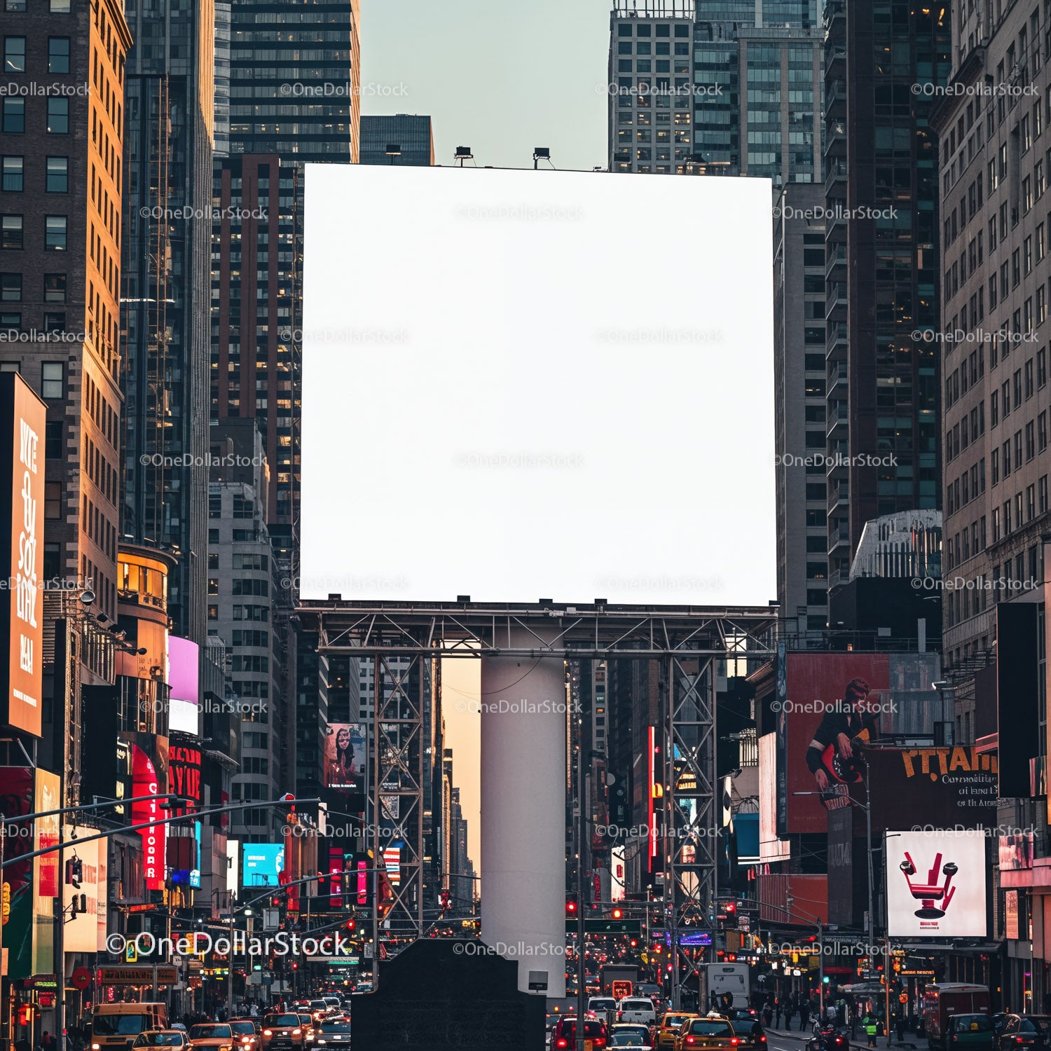 Ruchliwa ulica miejska z dużym pustym billboardem o zmierzchu