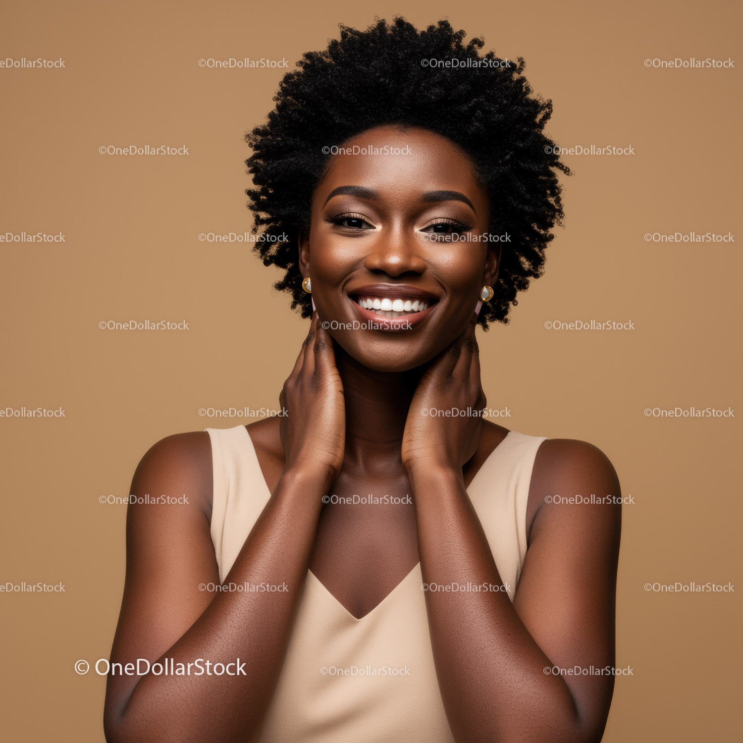 Elegancki portret uśmiechniętej czarnoskórej kobiety z naturalną fryzurą afro