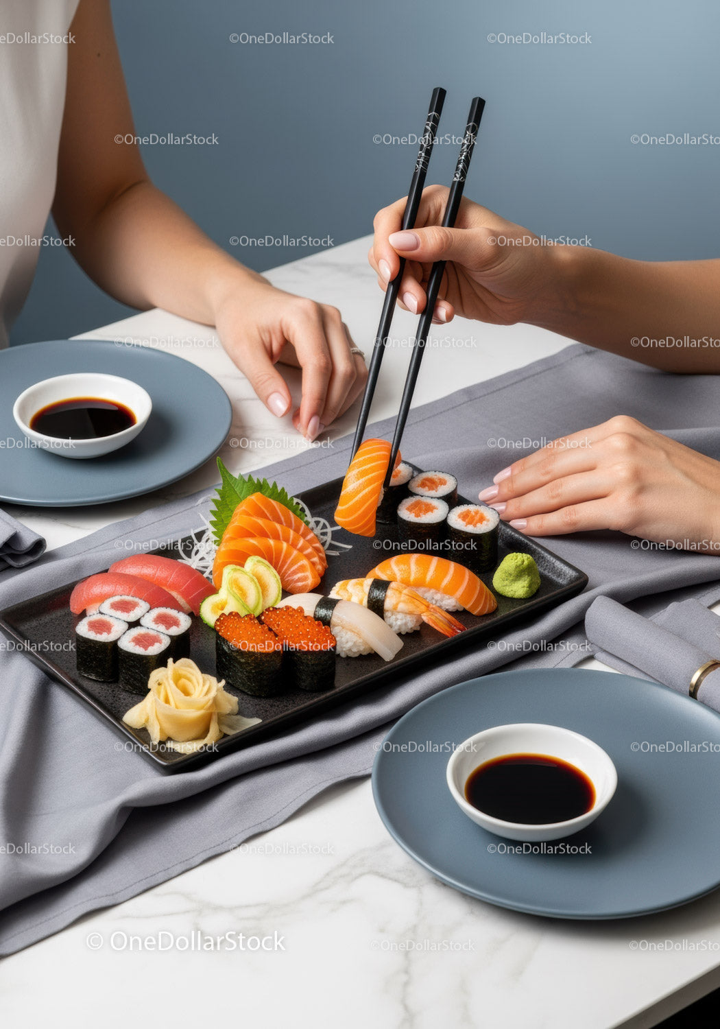 Świeża porcja sushi z nigiri, rolkami, sosem sojowym i wasabi