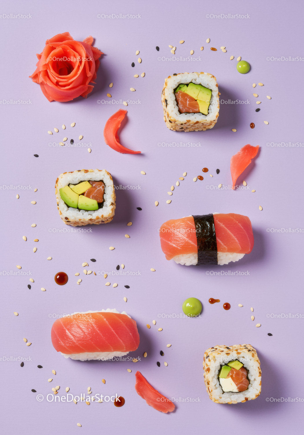 Świeże rolki sushi i nigiri z dodatkami na fioletowym tle