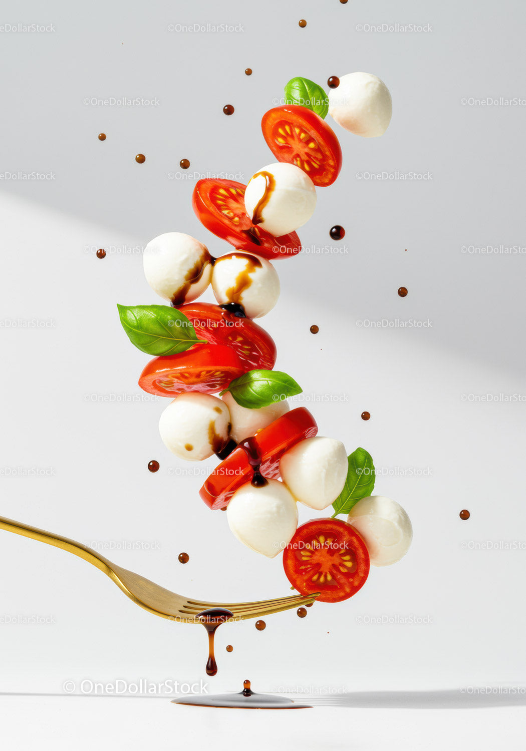 Świeże składniki Caprese z sosem balsamicznym w ruchu
