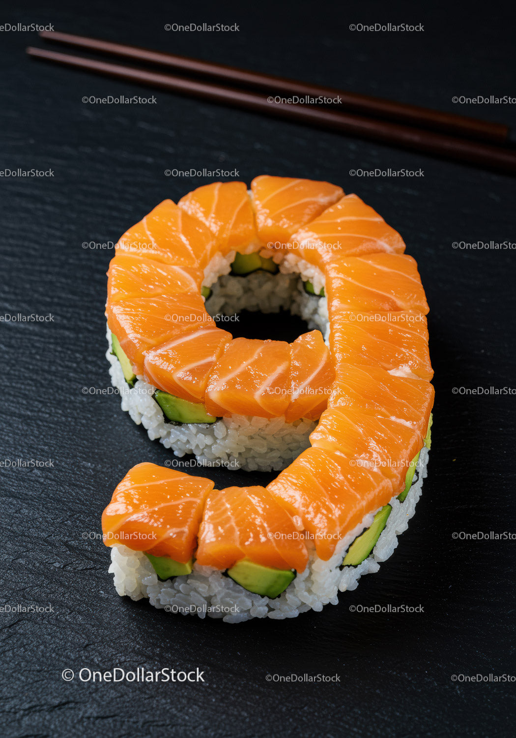 Sushi w rolce z łososiem i awokado w kształcie cyfry dziewięć