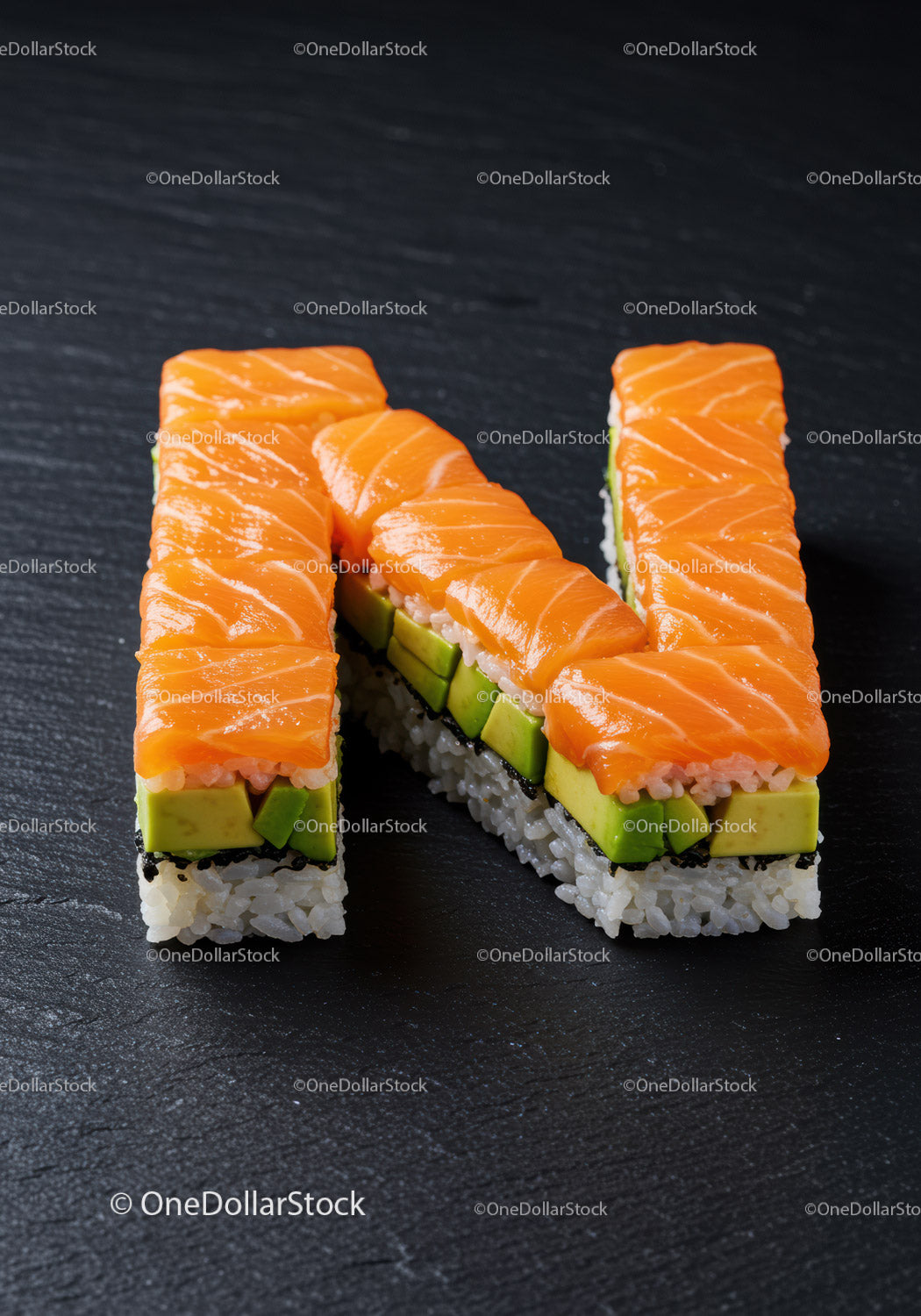 Sushi z łososiem i awokado w kształcie litery N