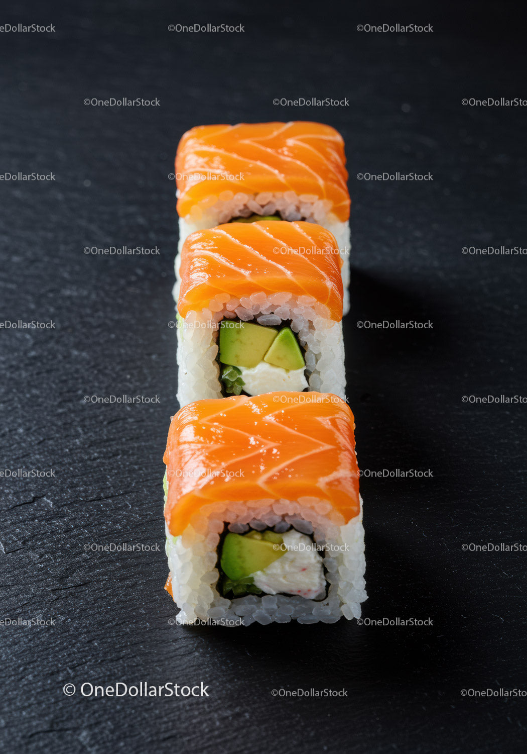 Świeże rolki sushi z łososiem, awokado i serkiem śmietankowym