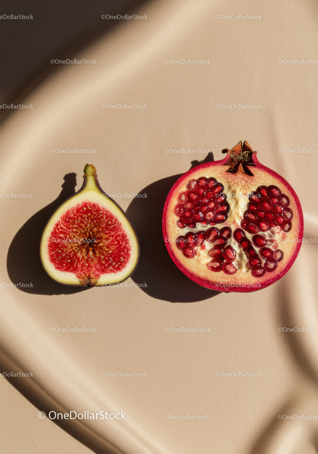 Świeże połówki fig i granatu na beżowej tkaninie
