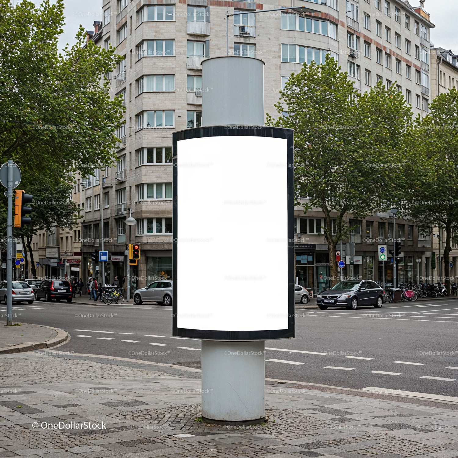 Pusty, cylindryczny billboard na skrzyżowaniu w mieście