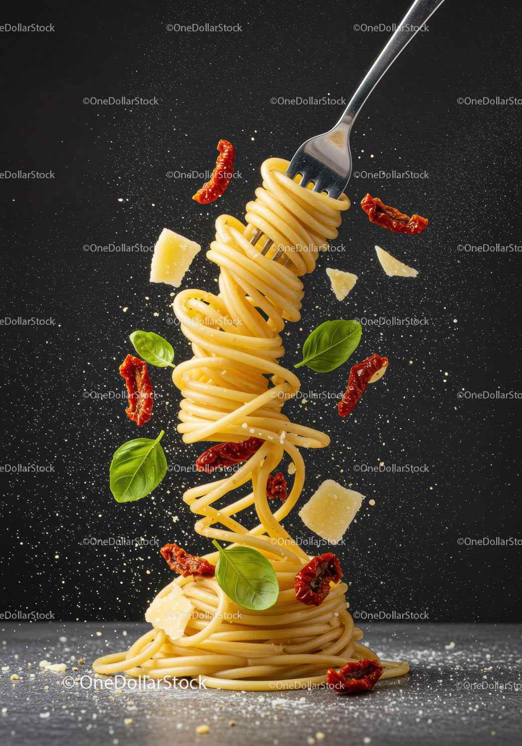 Spaghetti kręcone na widelcu z suszonymi pomidorami i bazylią