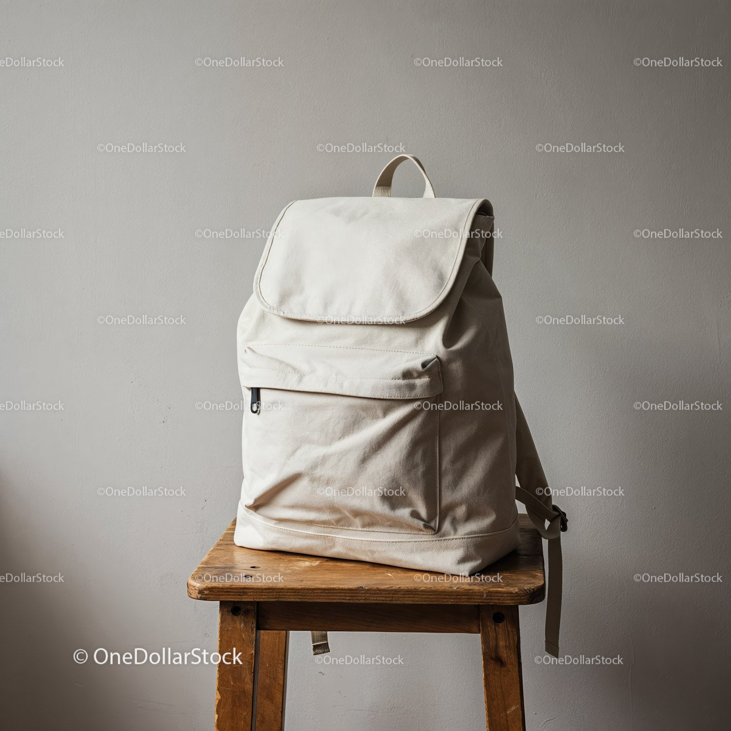 Minimalistyczny biały plecak na rustykalnym drewnianym stołku