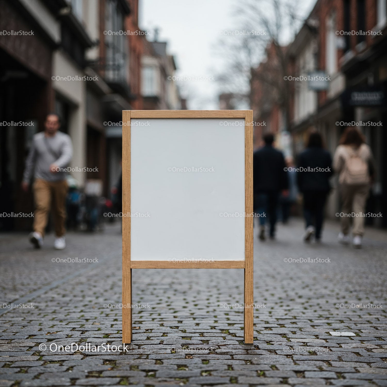 Pusty drewniany szyld na brukowanej ulicy miasta