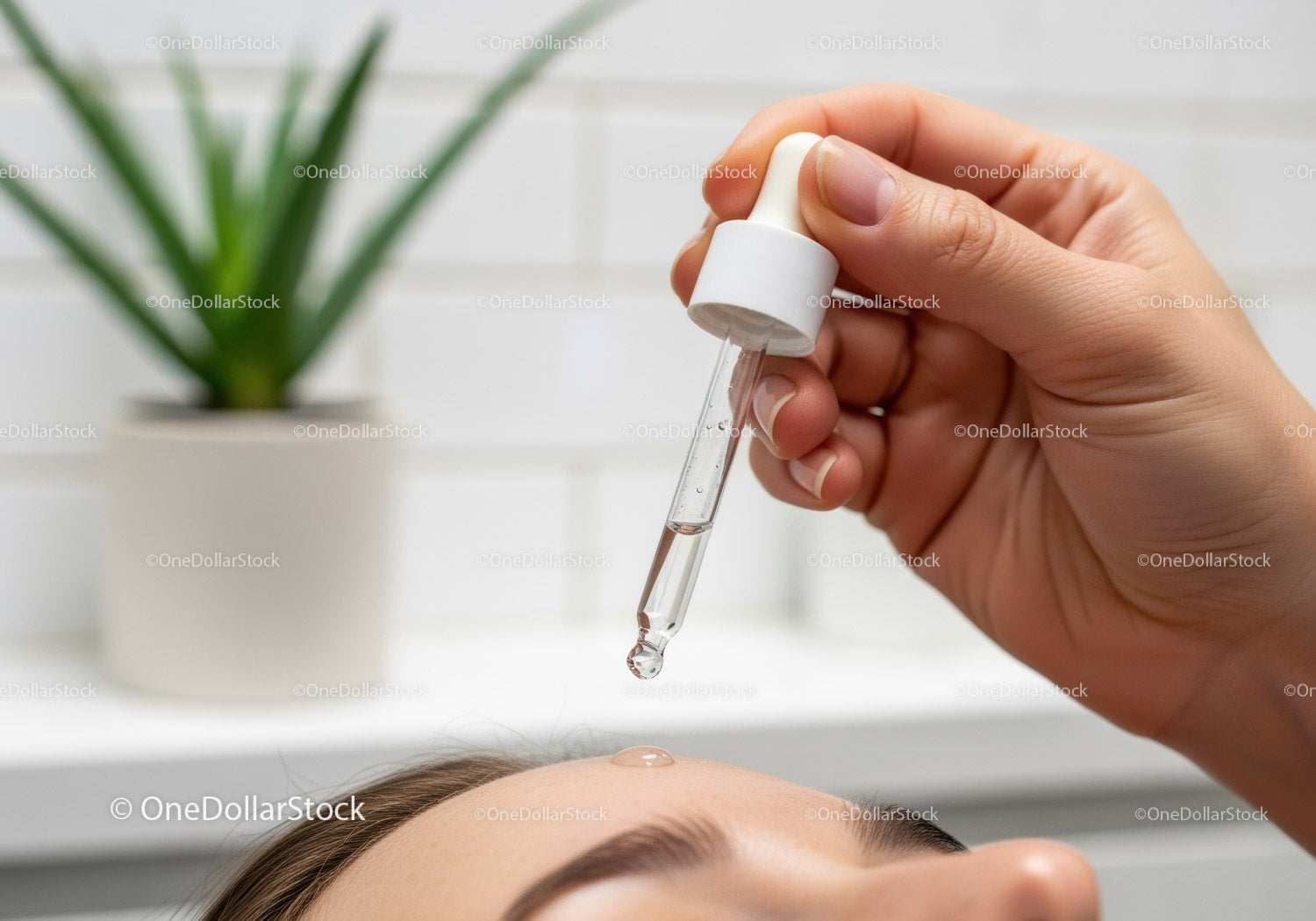 Osoba nakładająca serum za pomocą kroplomierza podczas zabiegu na twarz w SPA