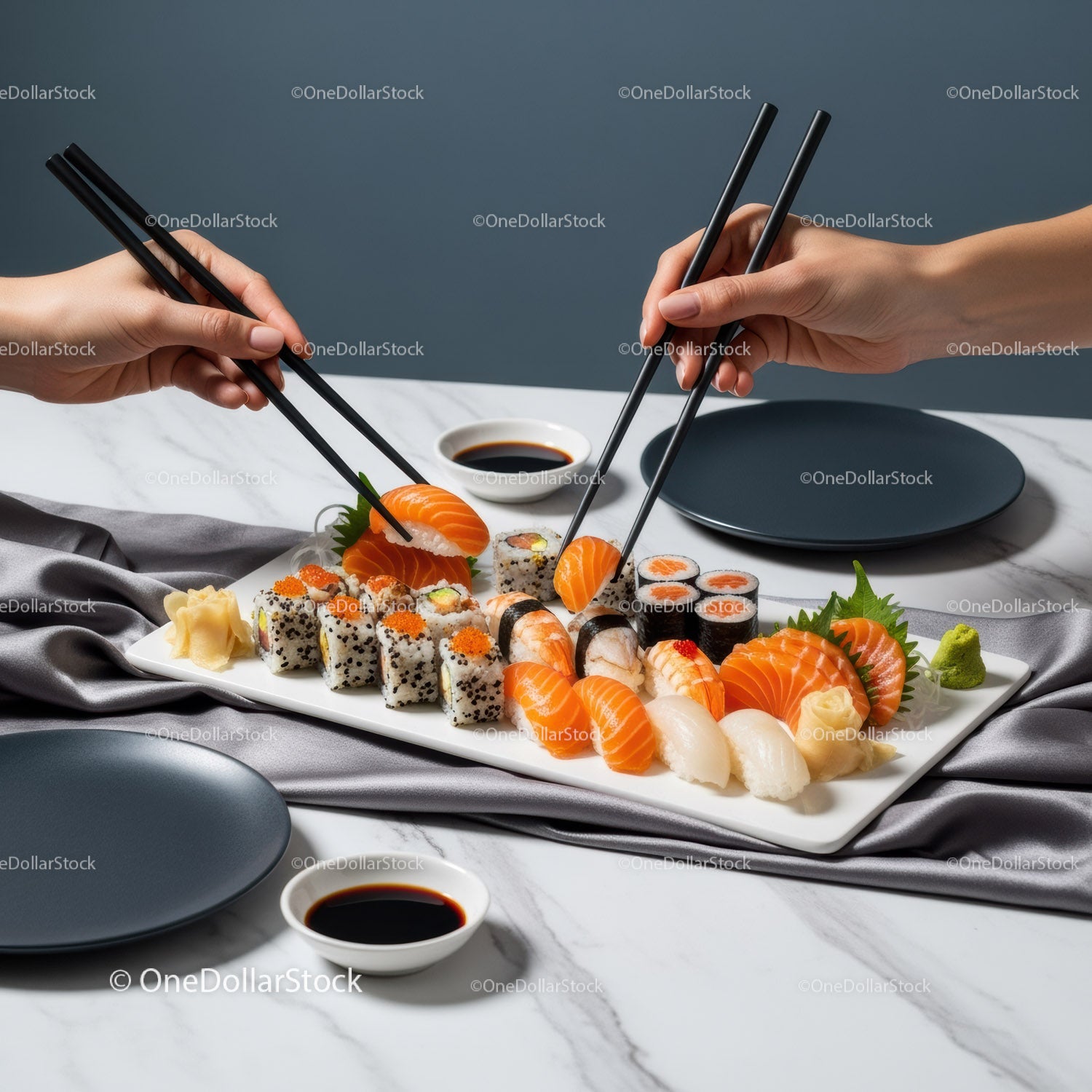 Świeży talerz sushi z łososiem, rolkami maki i pałeczkami na eleganckim stole
