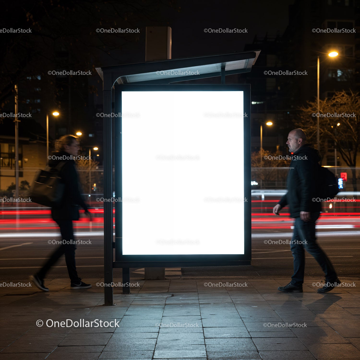 Pusty, oświetlony billboard na ulicy miejskiej w nocy