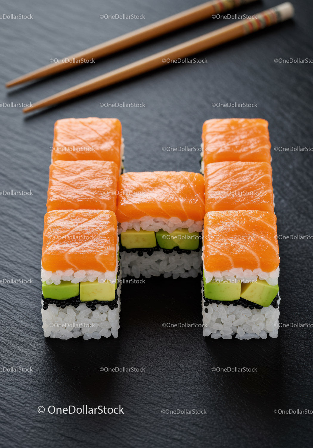 Świeże rolki sushi z łososiem i awokado na czarnym łupku