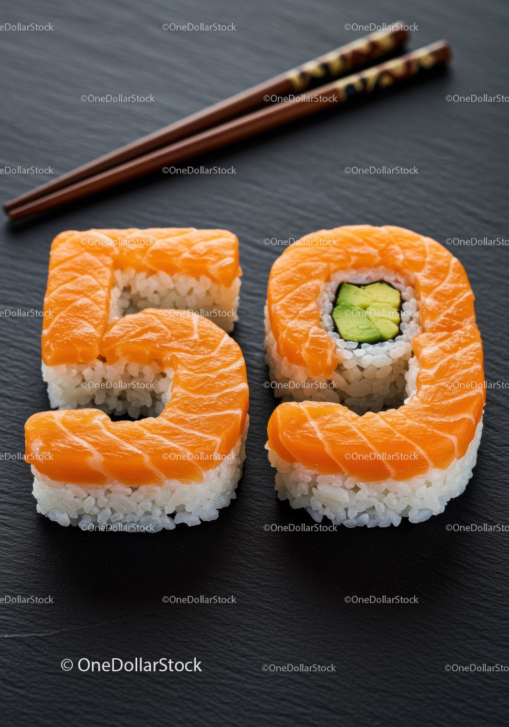 Kreatywne sushi w kształcie cyfry pięćdziesiąt na czarnym talerzu