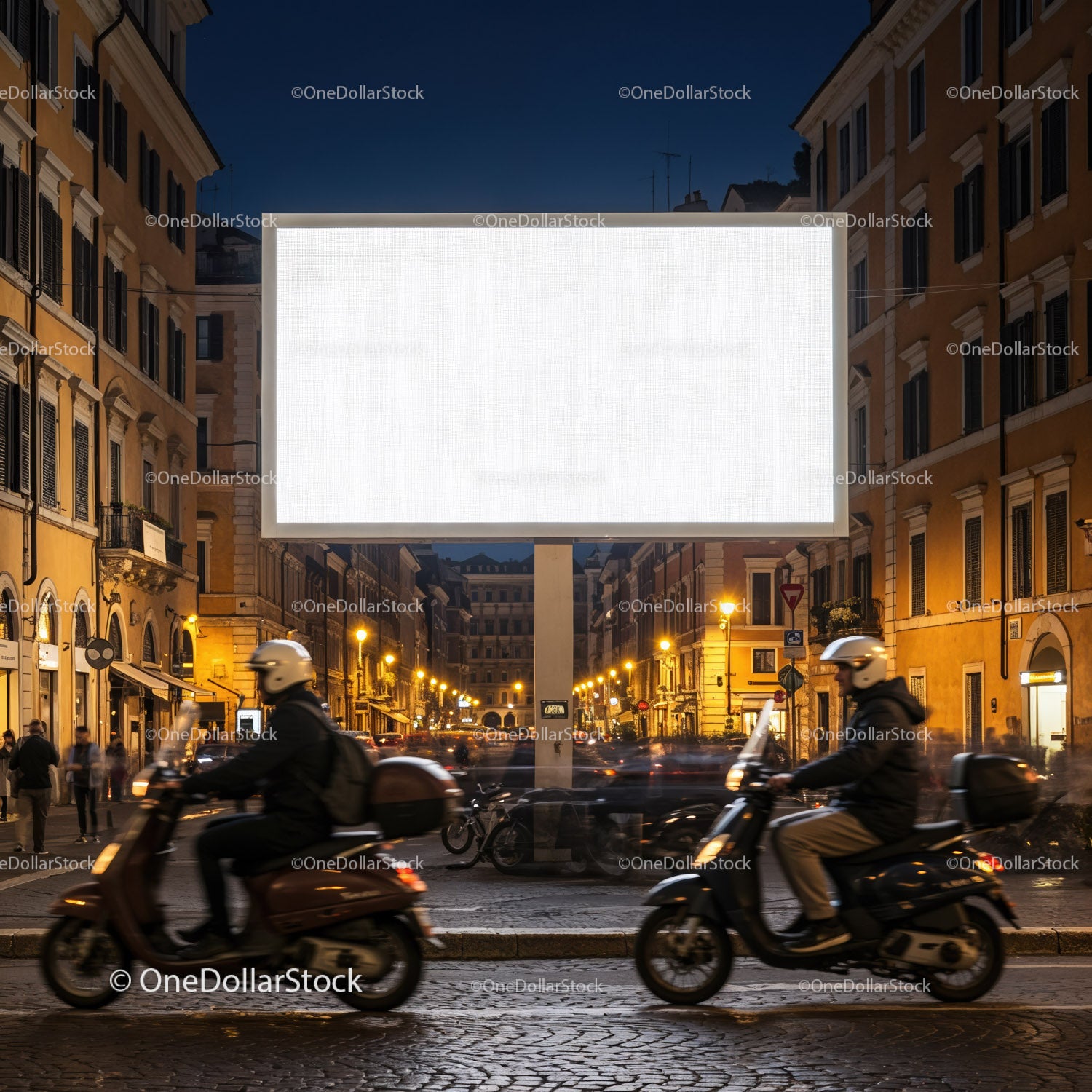 Wieczorna ulica miejska z dwoma motocyklami mijającymi duży billboard