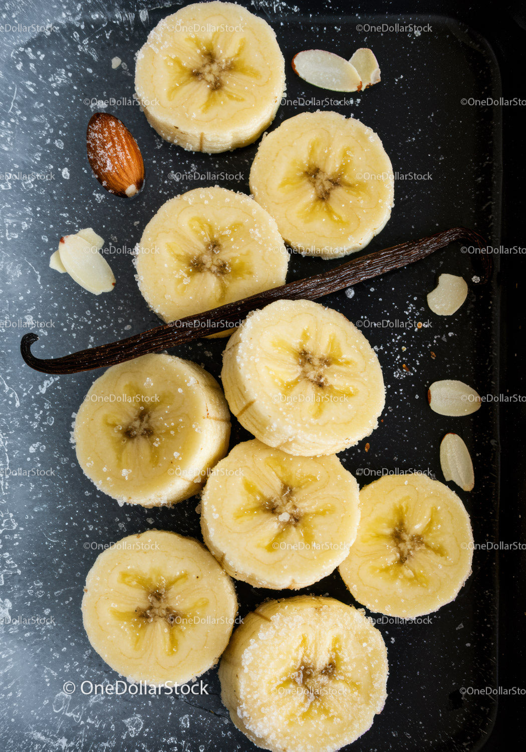 Świeże plasterki banana z migdałami i laską wanilii