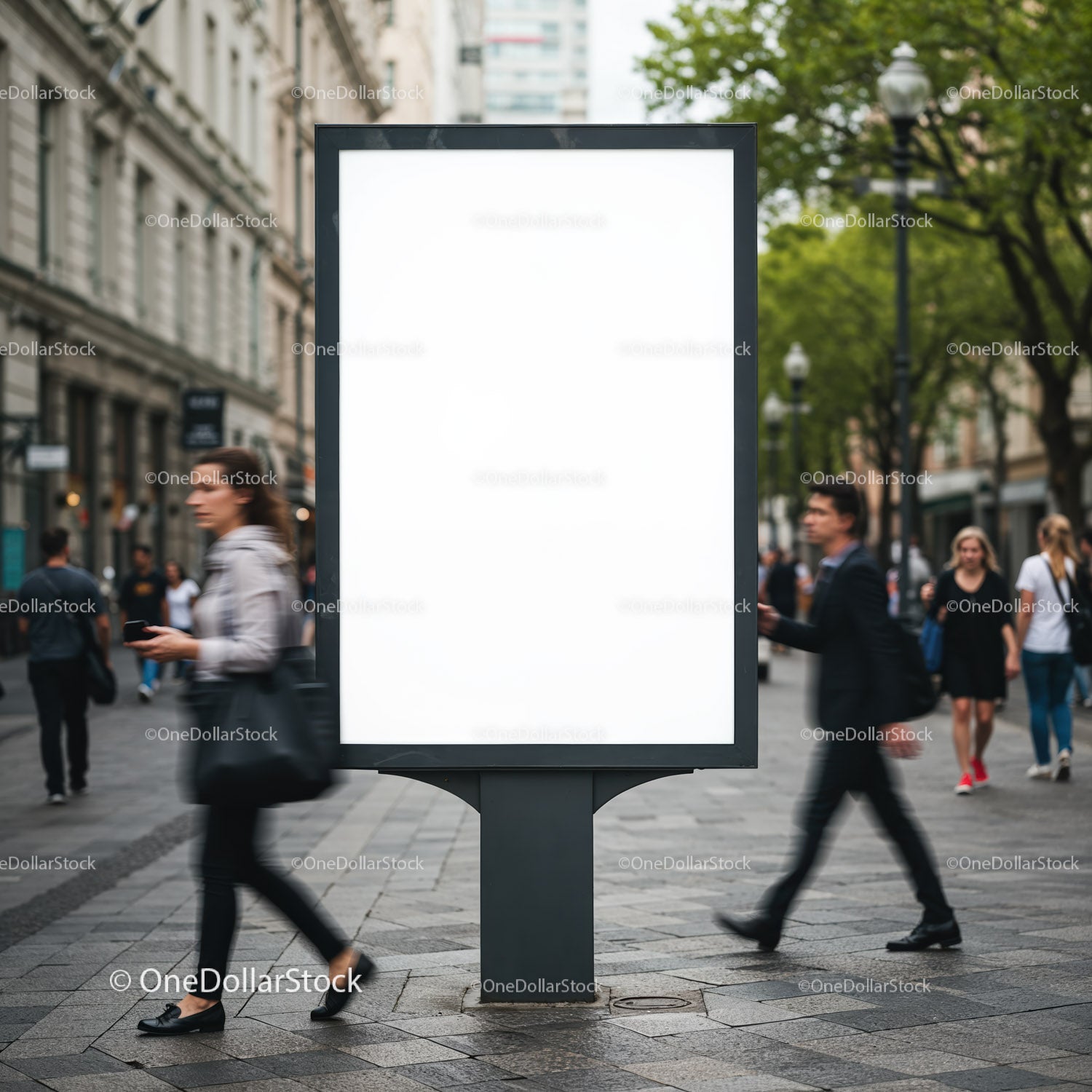 Pusty miejski billboard z niewyraźnymi sylwetkami pieszych przechodzących obok