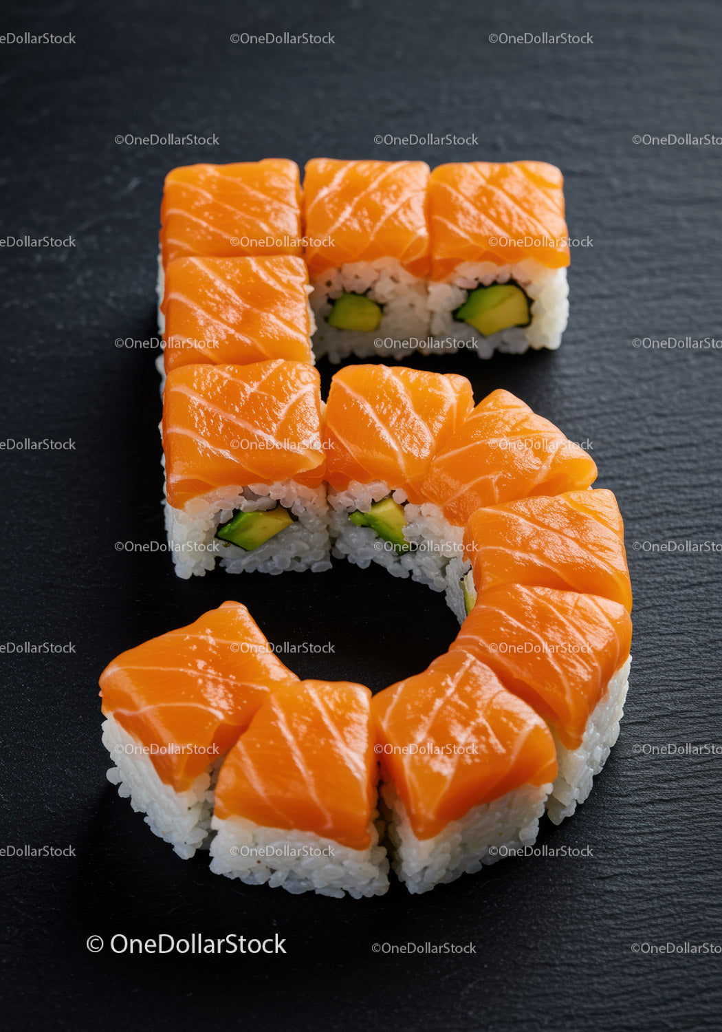 Rolki sushi z łososiem w kształcie cyfry pięć na czarnym łupku
