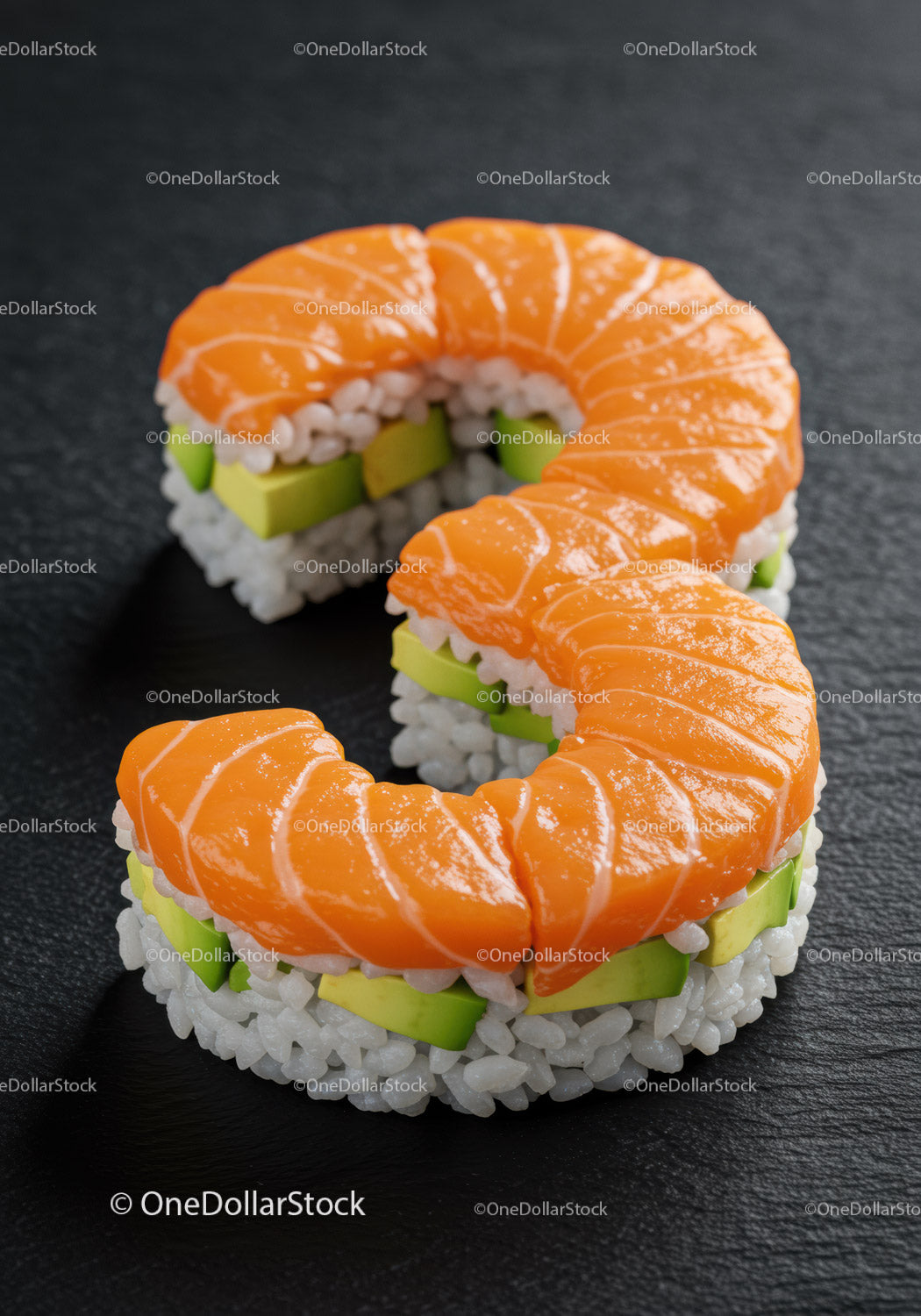 Sushi w rolce z łososiem i awokado w kształcie cyfry trzy