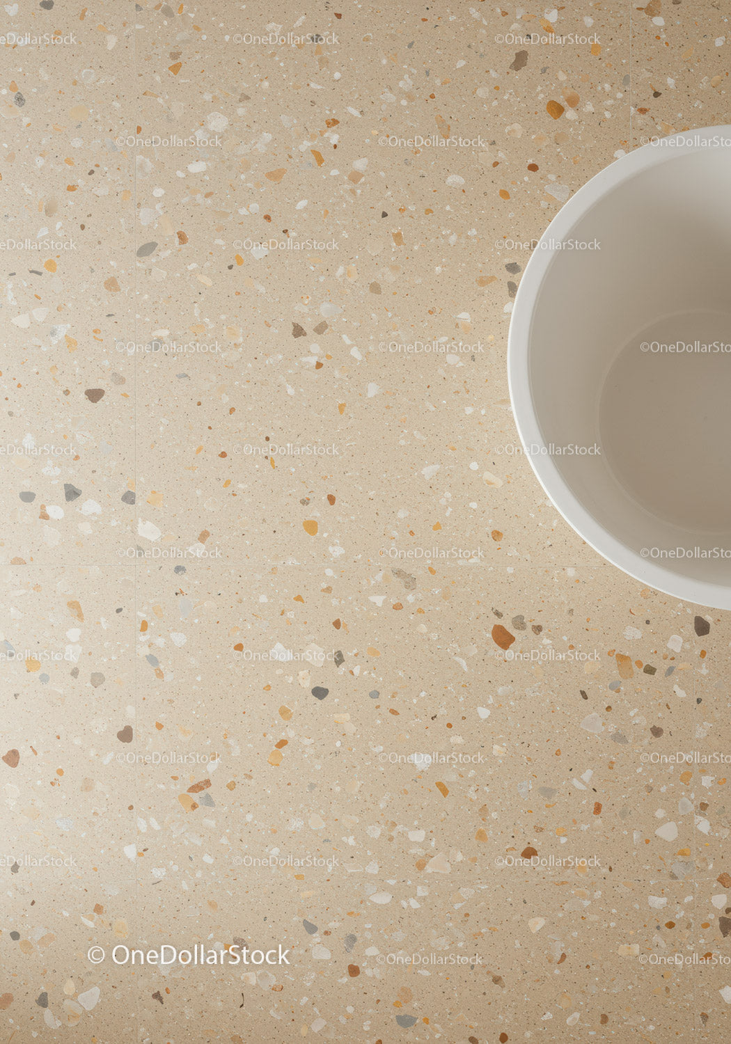 Beżowa podłoga lastrykowa z białą ceramiczną misą do nowoczesnych wnętrz