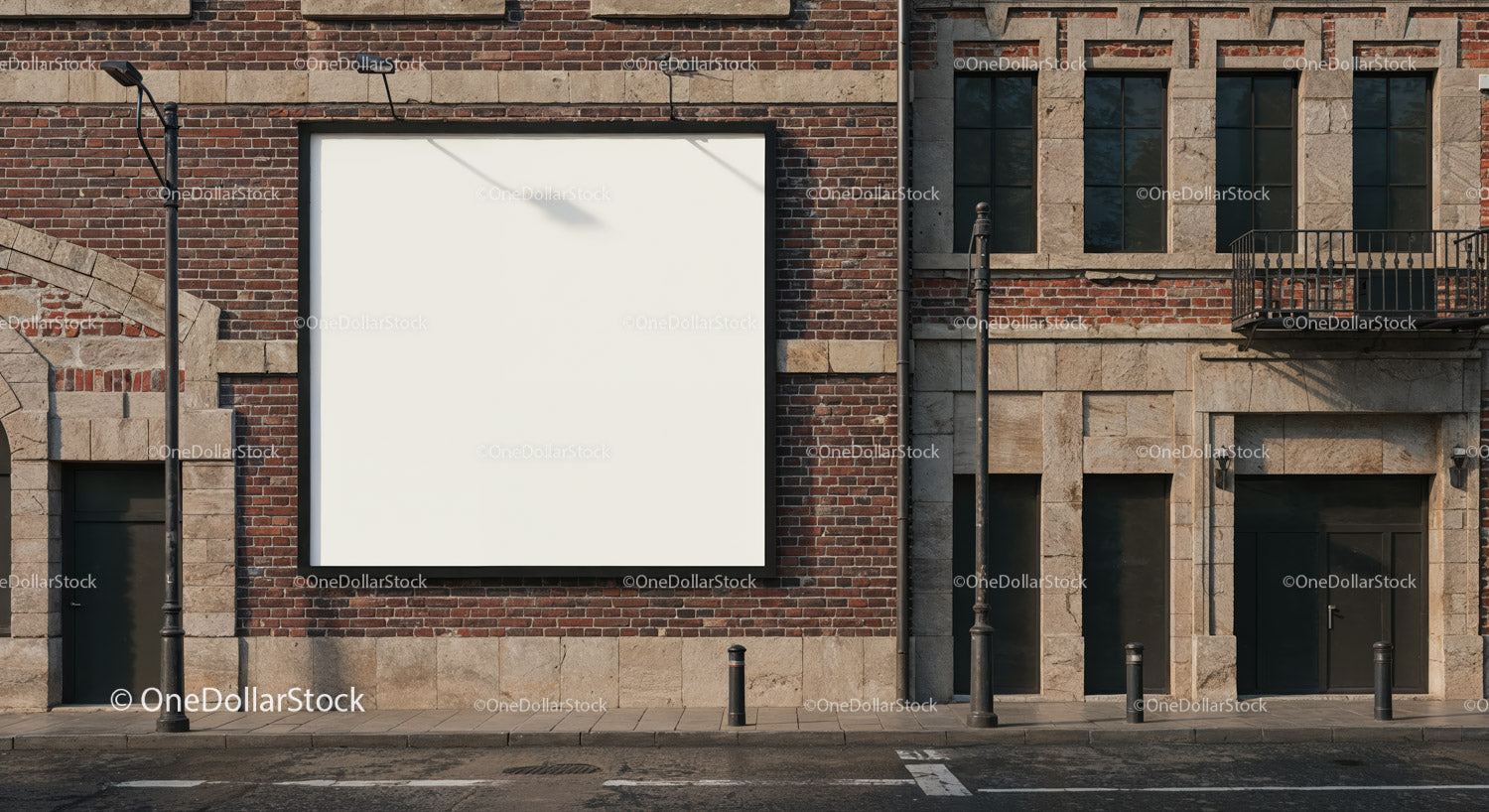 Miejska ściana z cegły z pustym billboardem reklamowym