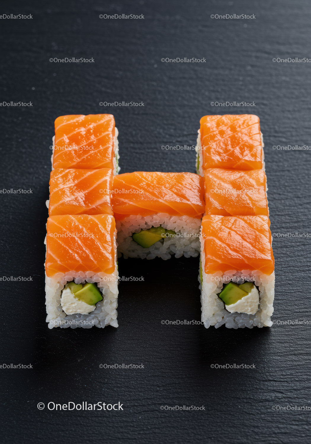 Świeże rolki sushi z łososiem, awokado i serkiem śmietankowym